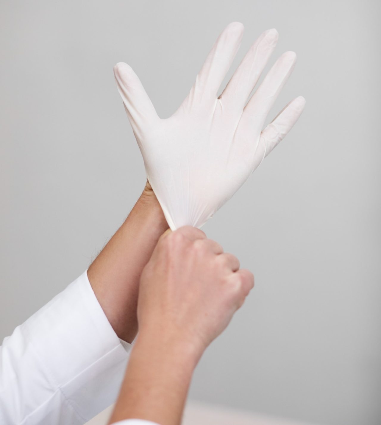 Colocando luva branca