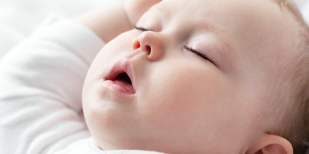 bebê está dormindo de boca aberta