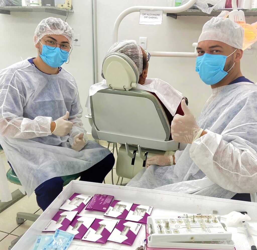 Dois dentistas na pós-graduação da EAP Goiás fazendo sinal de positivo com as mãos.
