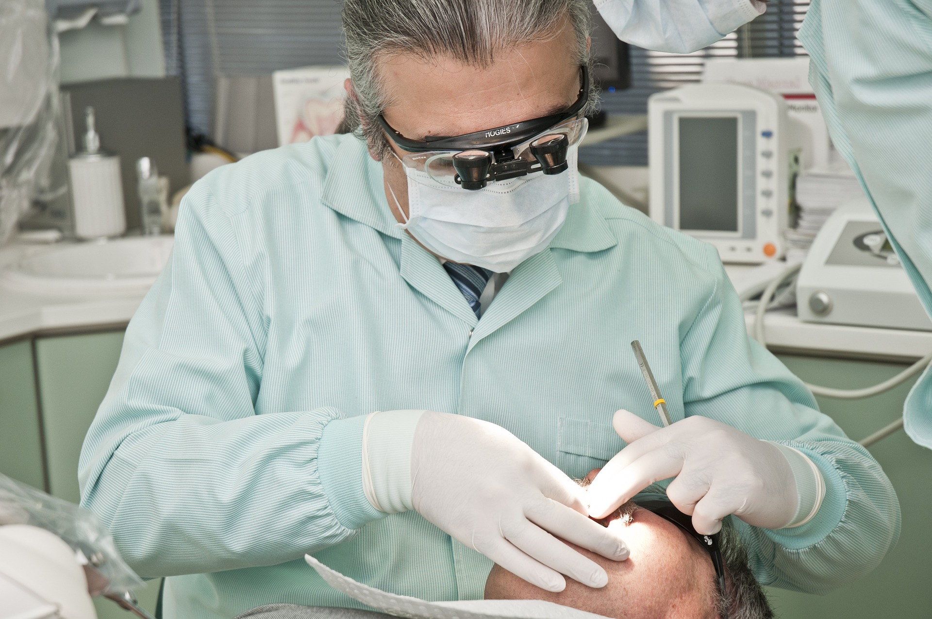 dentista atendendo paciente