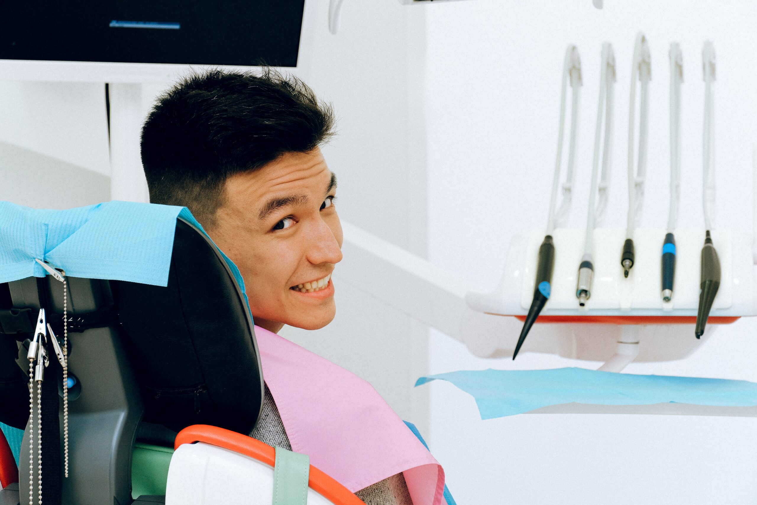 paciente homem sentado na cadeira de dentista