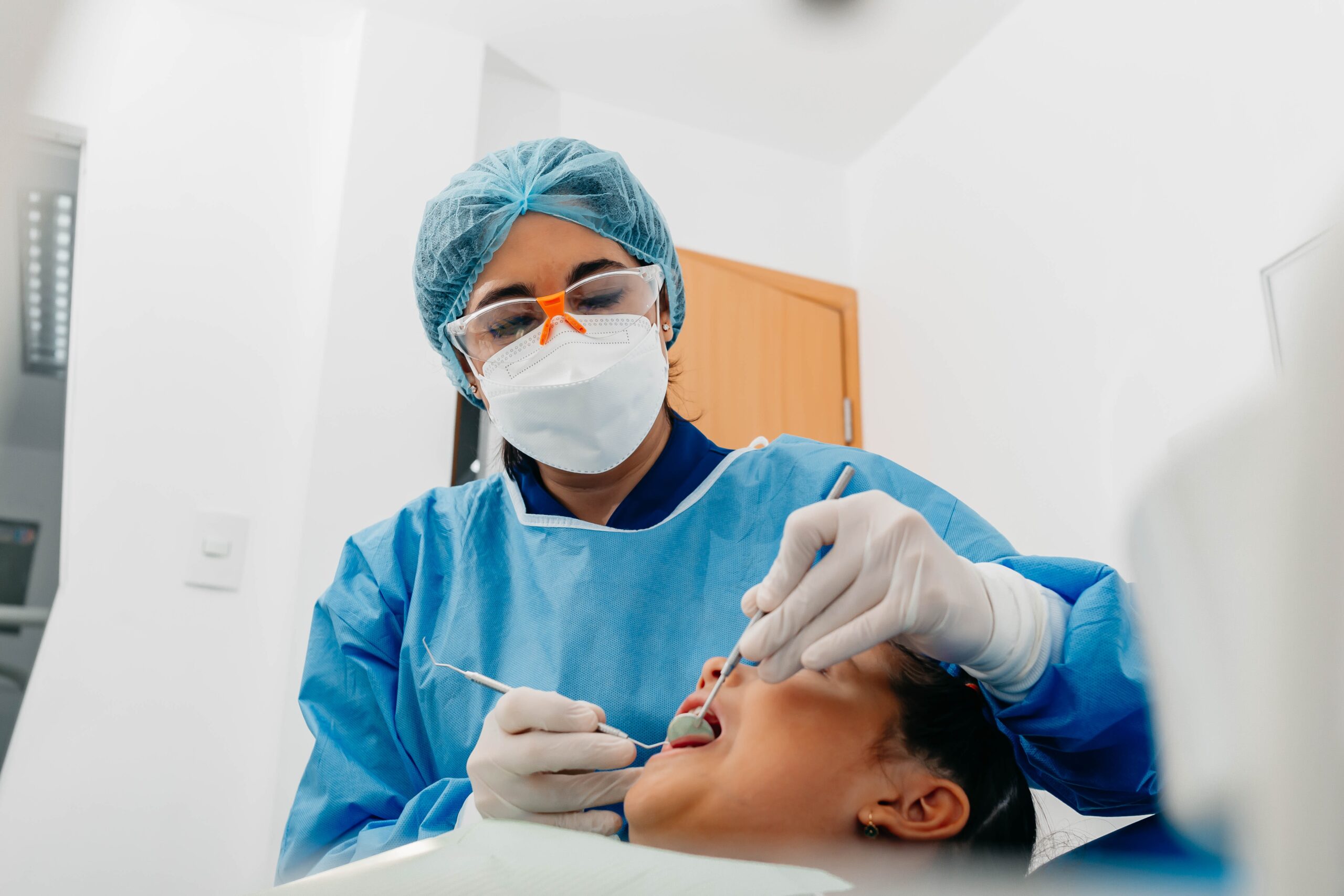 dentista atendendo paciente criança