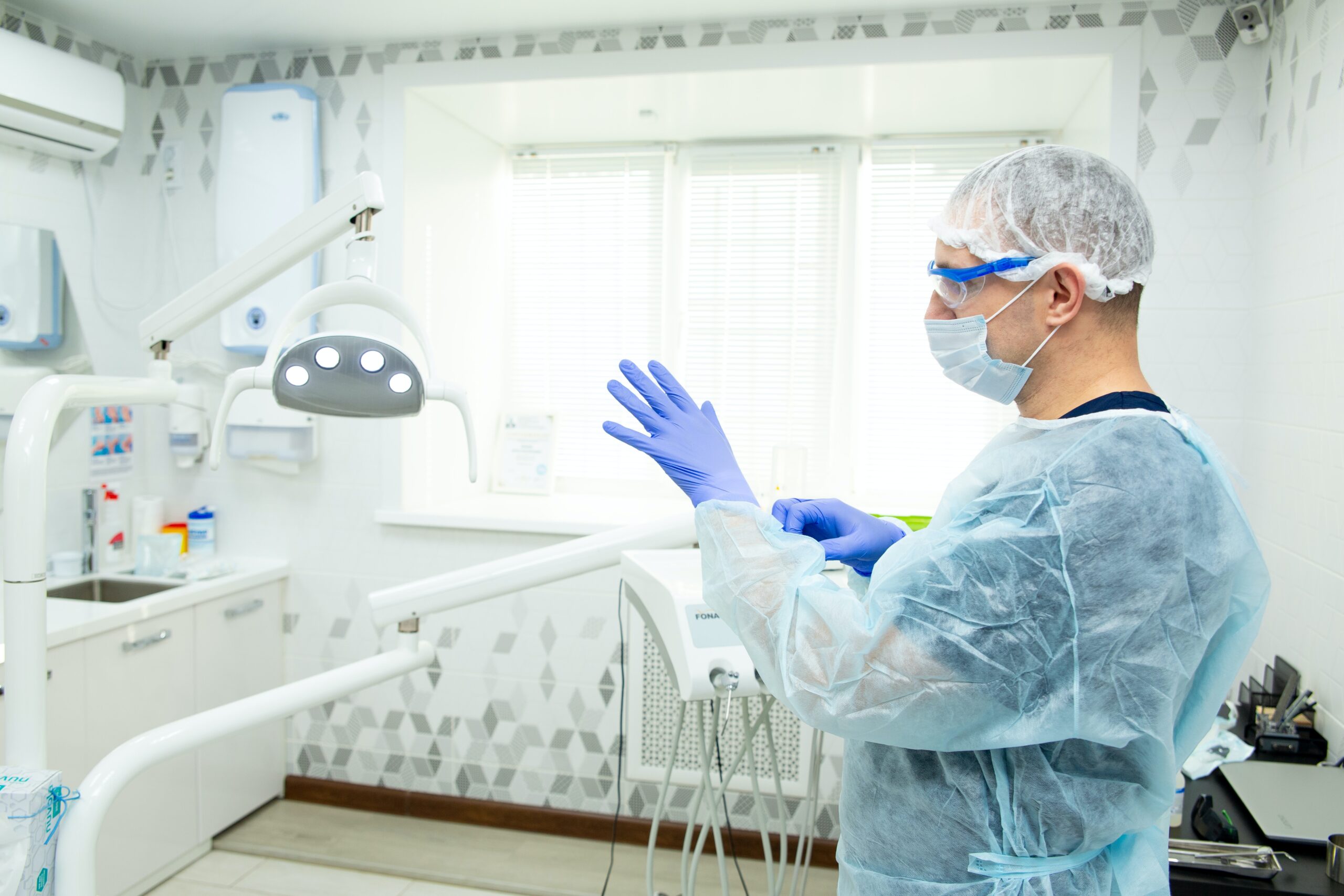 dentista colocando as luvas - Vale a pena cursar pós graduação em odontologia?