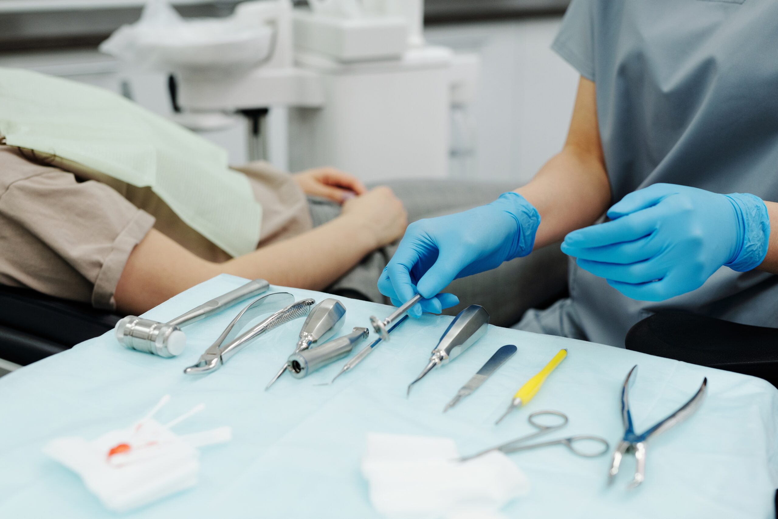 dentista escolhendo os instrumentos para usar no paciente