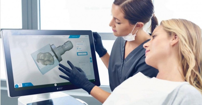 dentista mostrando algo através da tecnologia CAD/CAM