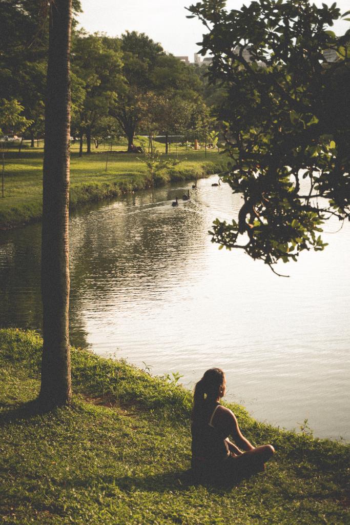 mulher sentada descansando em um parque 