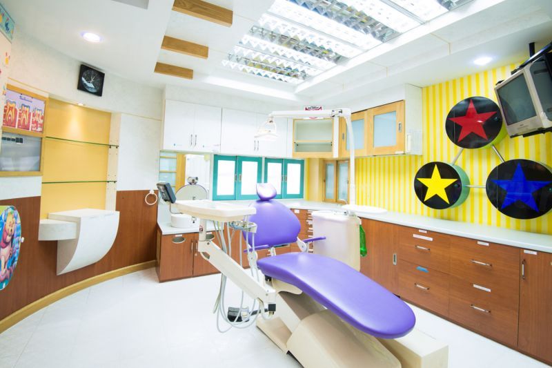 clínica de odontopediatria personalizada para crianças, com muitas cores