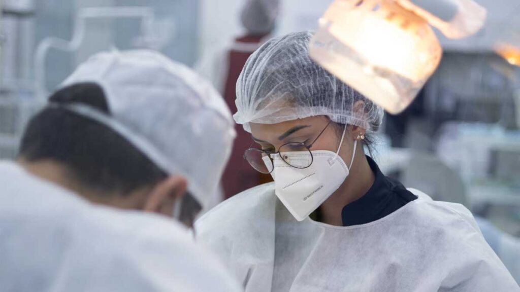 Alunos da EAP Goiás, na clínica escola durante atendimento.