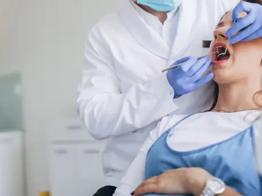 mulher grávida no dentista realizando tratamento dentário