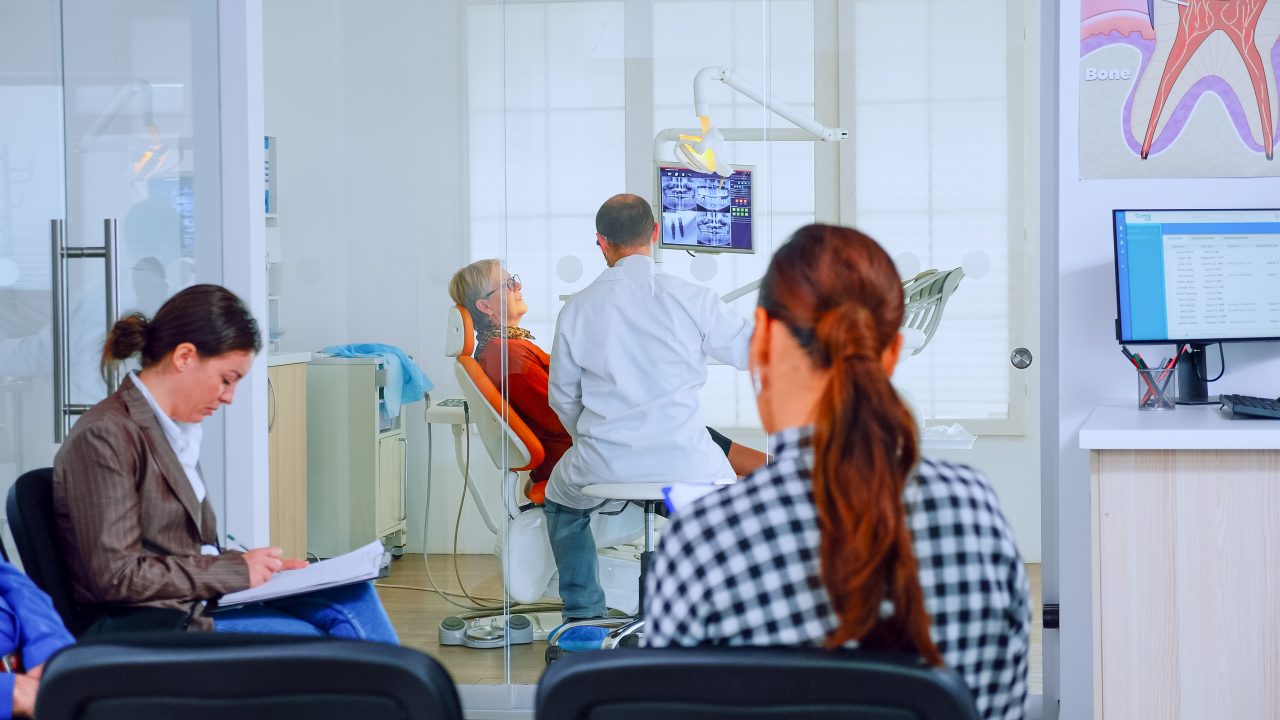 pacientes na sala de espera de consultório odontológico