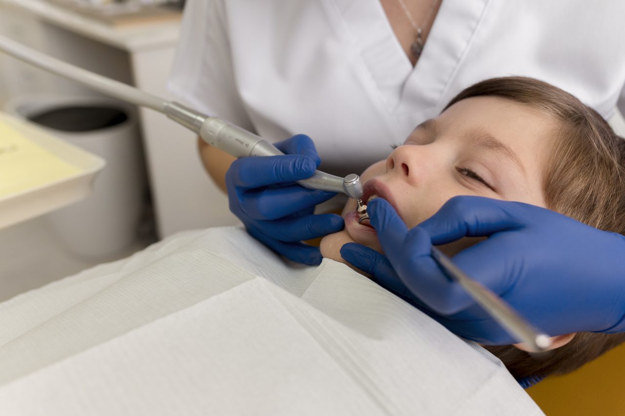 menino criança sendo atendido no dentista
