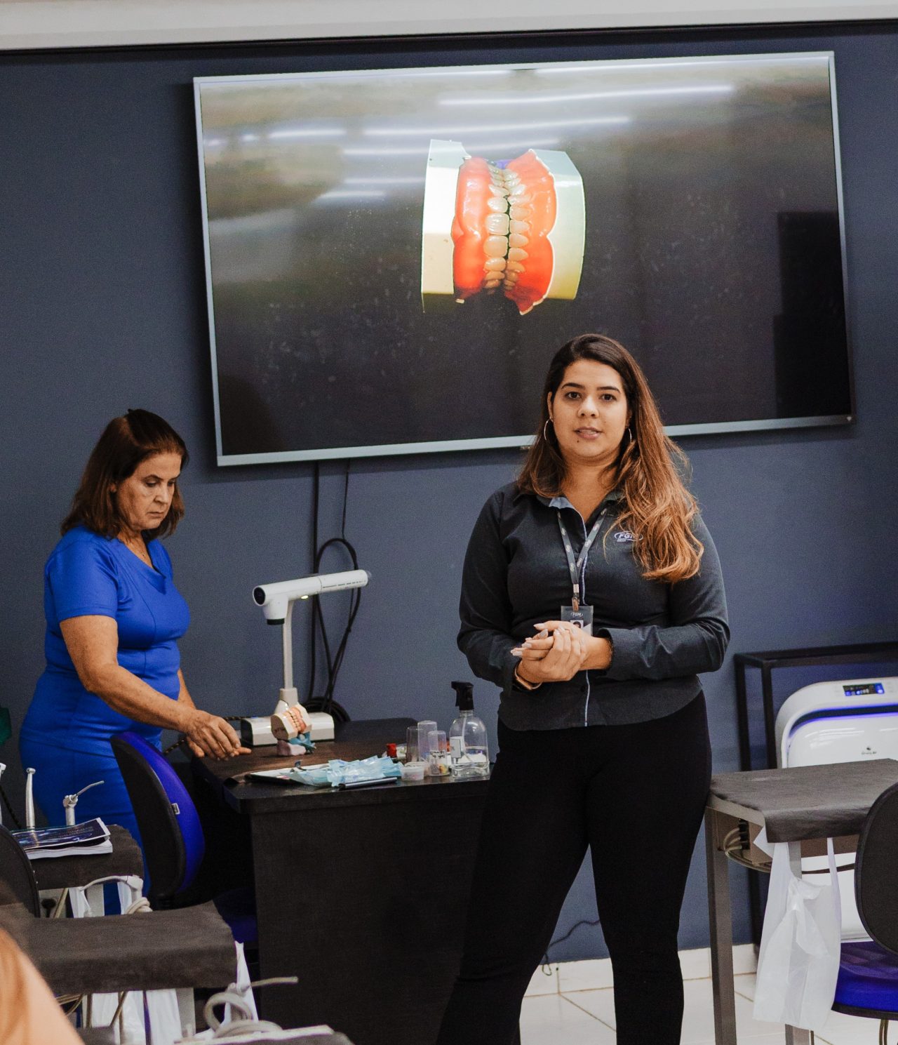 aluna e professora da eap goiás apresentando