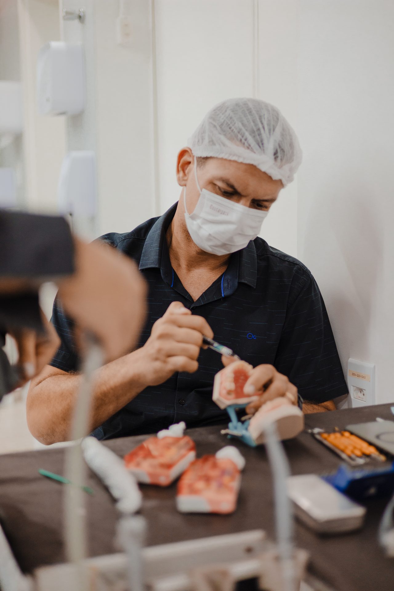 aluno da eap goiás mexendo com manequins odontológicos