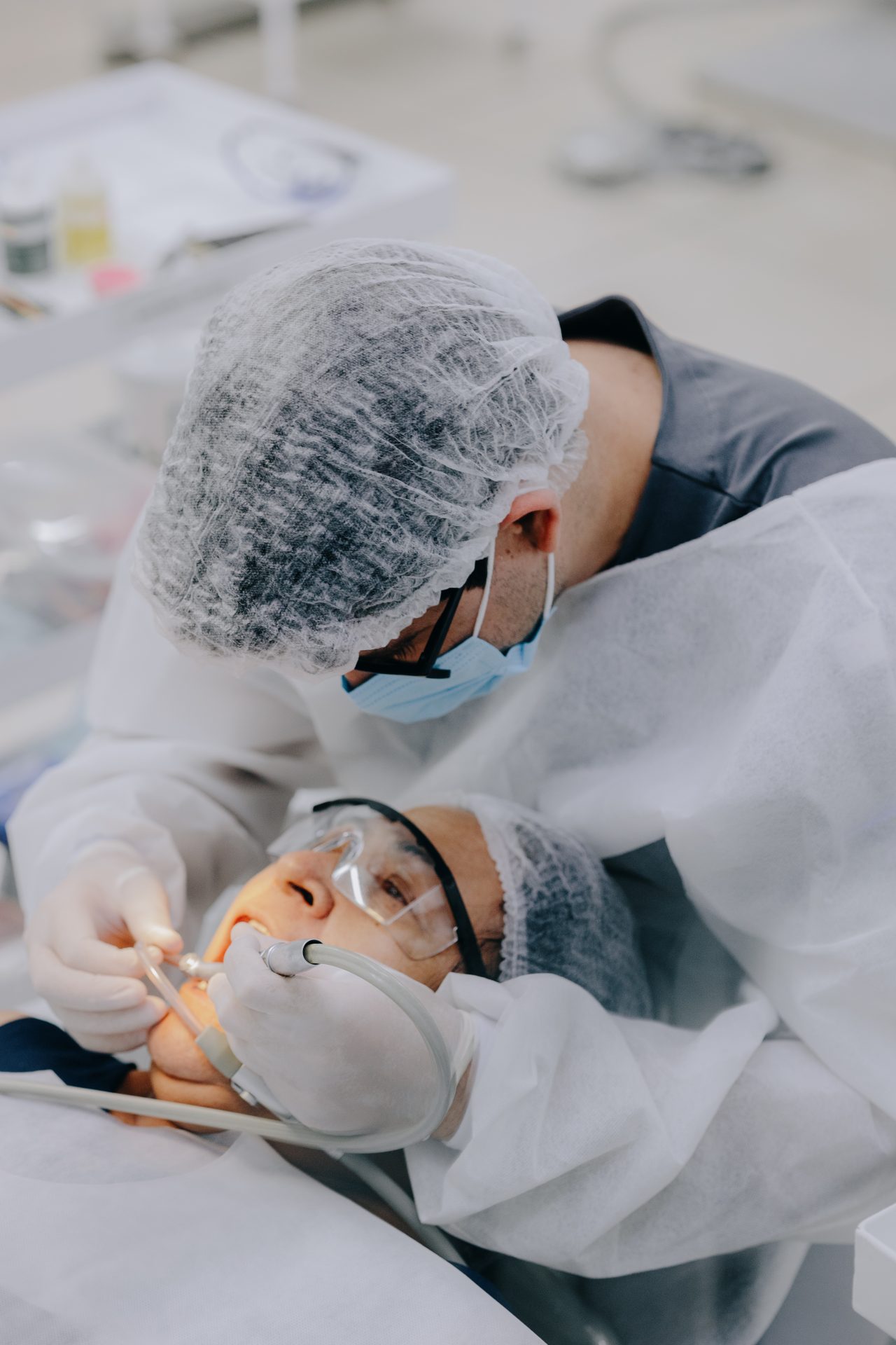 Imagem da EAP Goiás, em que aluno com todos os epis necessários está atendendo paciente modelo.