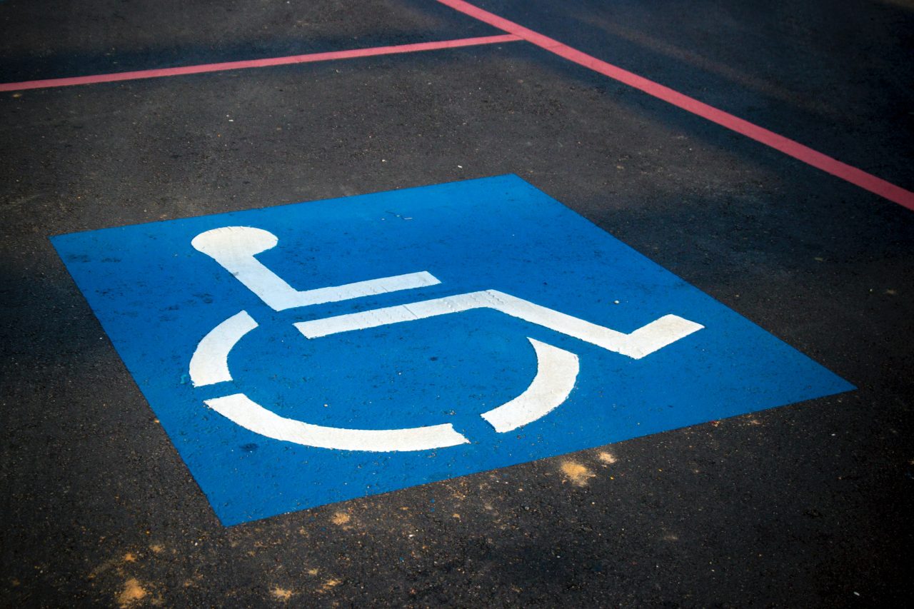 símbolo de pcd no chão do estacionamento para vaga reservada