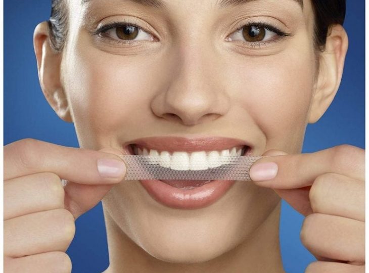 mulher fazendo clareamento sozinha com fita clareadora