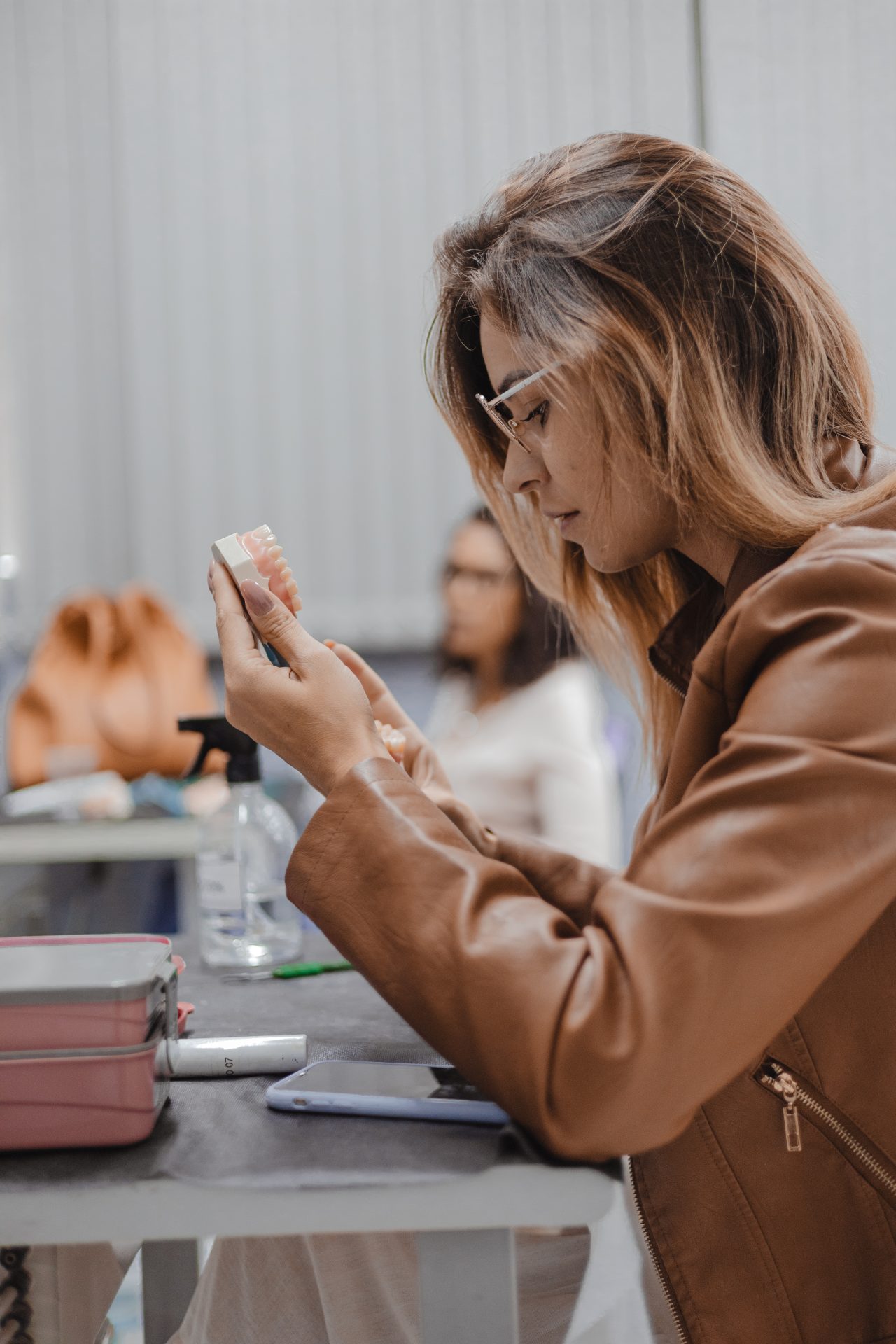 aluna da eap goiás mexendo em manequim odontológico