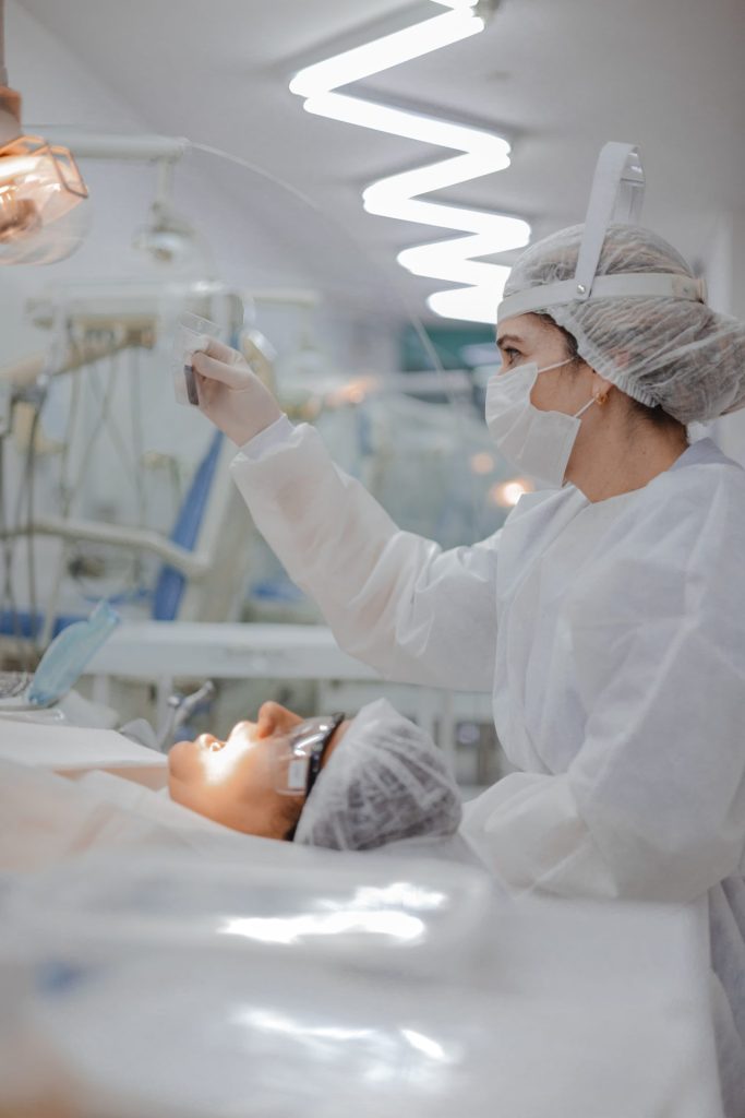 dentista mulher realizando tratamento em paciente