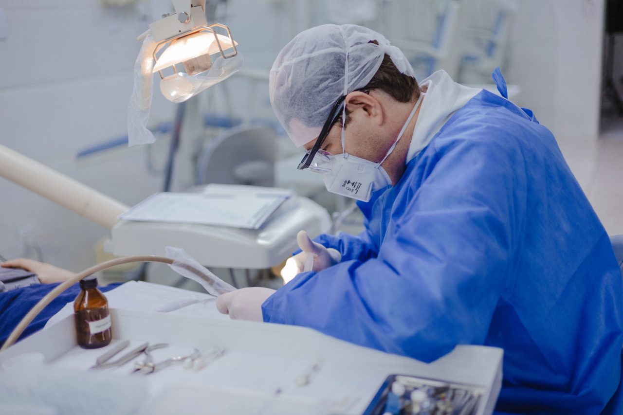 homem dentista da eap goiás fazendo atendimento de paciente