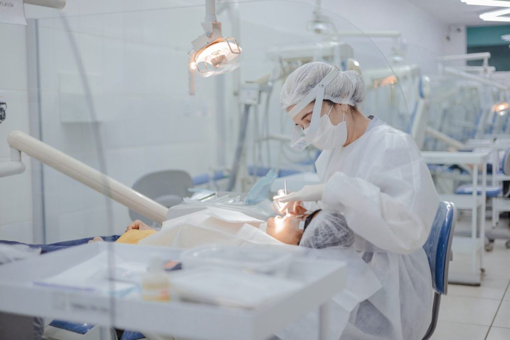 dentista da eap goiás em atendimento no consultório
