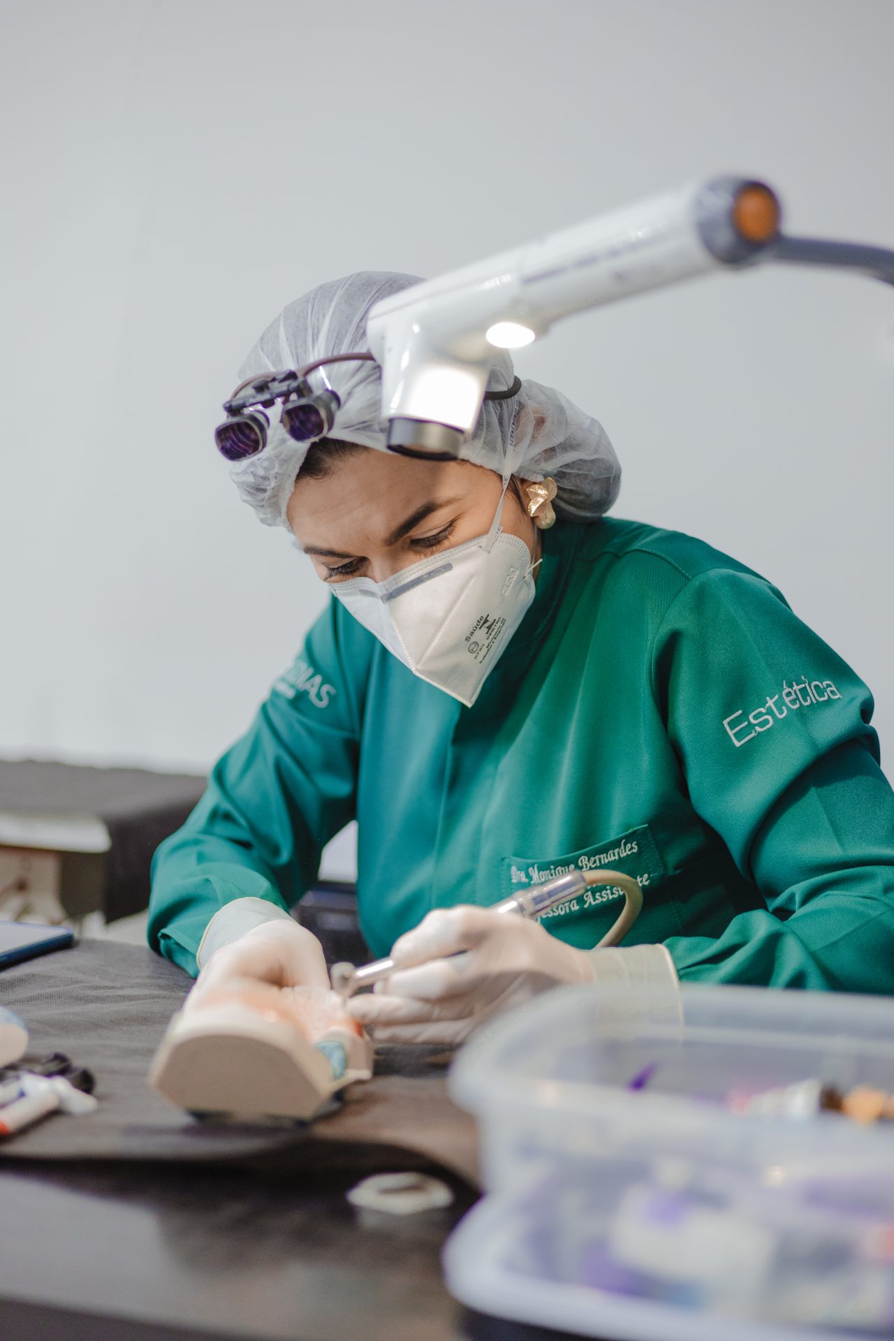 professora assistente com avental escrito estética trabalhando em molde