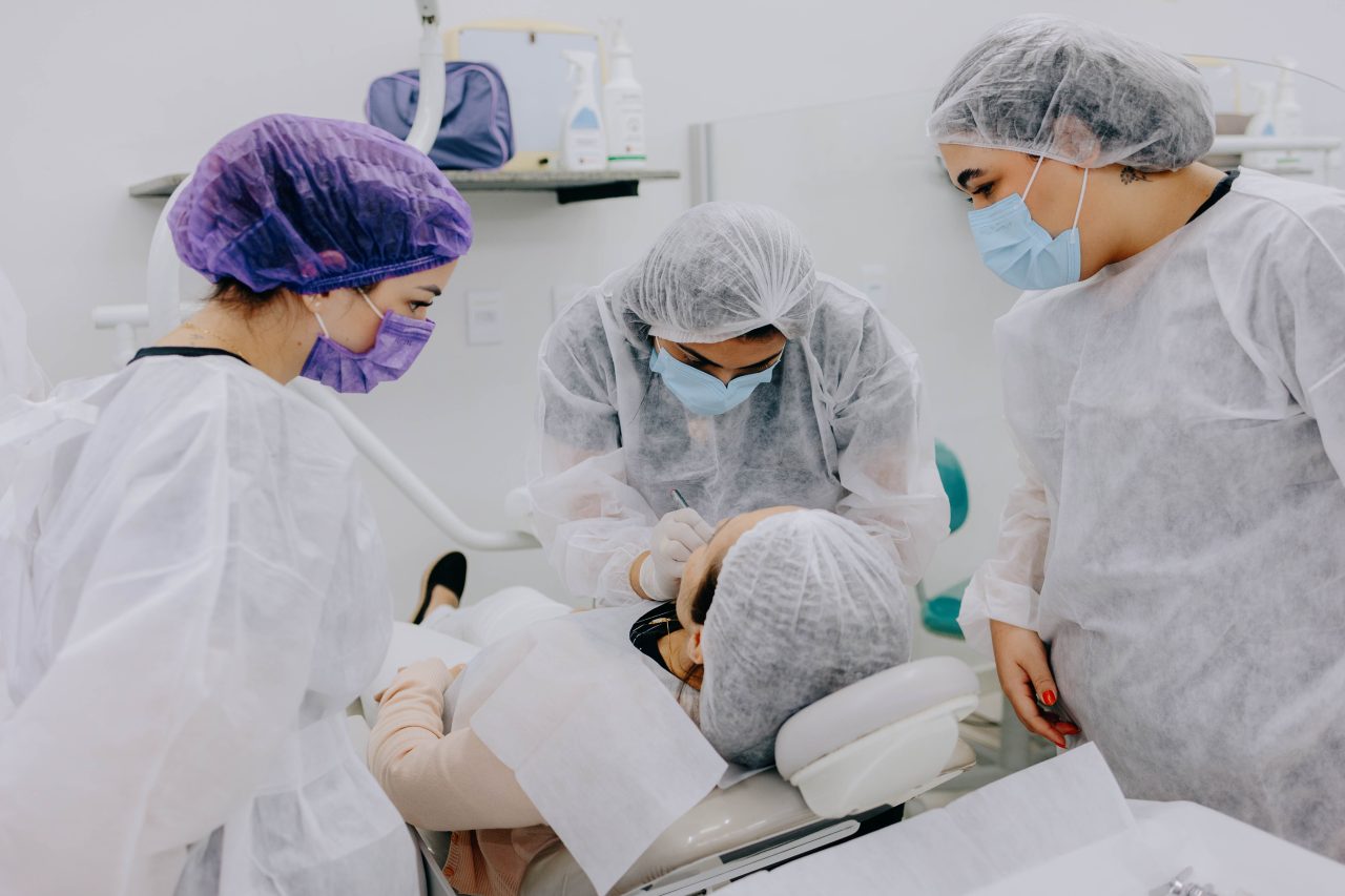 dentistas e paciente no consultório, imagem da eap goiás - Como trabalhar com harmonização orofacial?