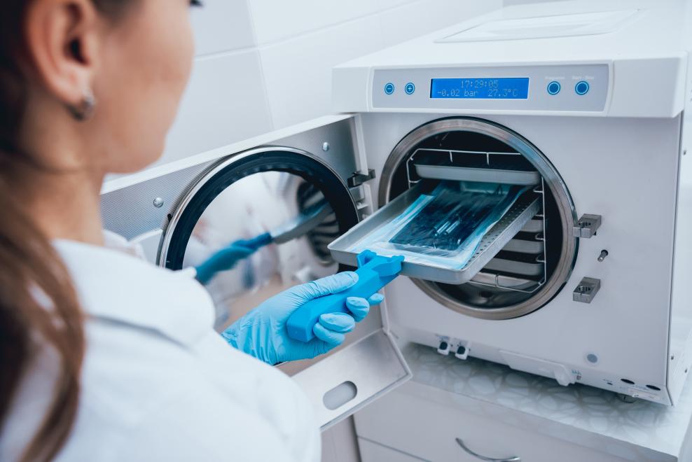 colocando instrumentos de dentista dentro de autoclave