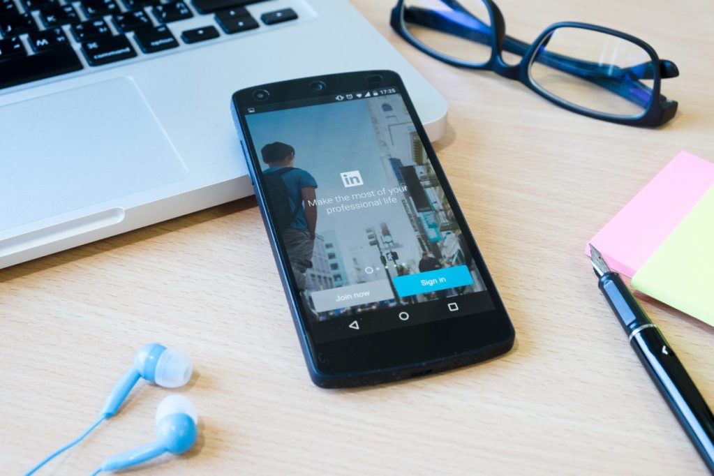 tela do celular no aplicativo do linkedin para logar