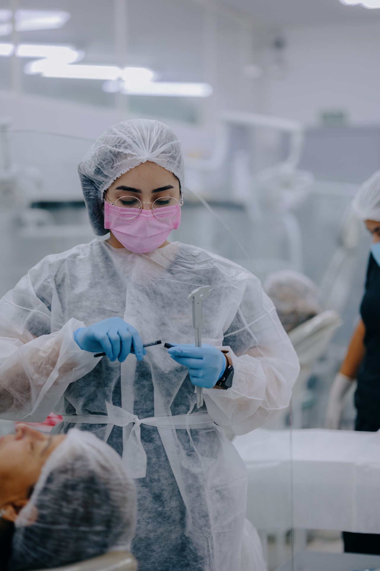 aluna da EAP Goiás no consultório em atendimento