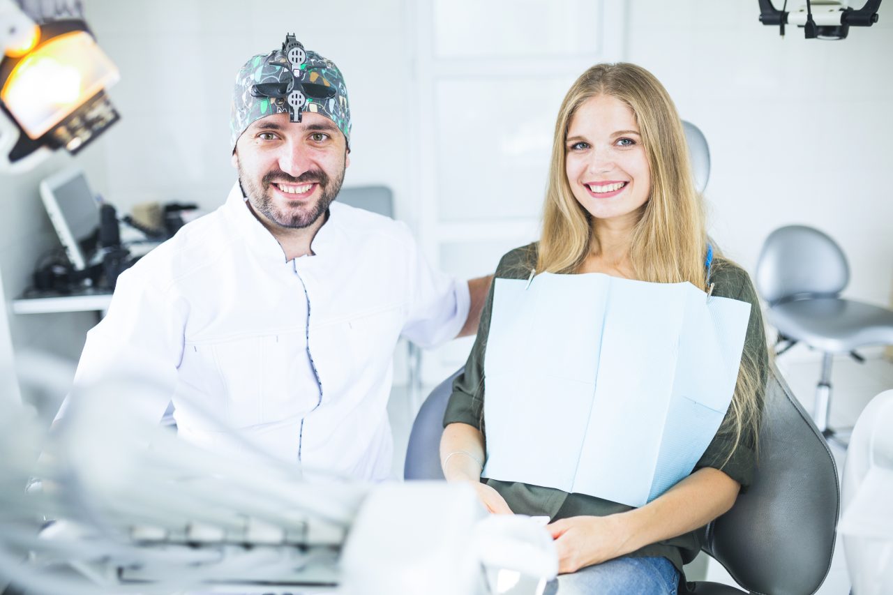 dentista e paciente sorrindo para a câmera - Como ter Sucesso na Carreira de Dentista?
