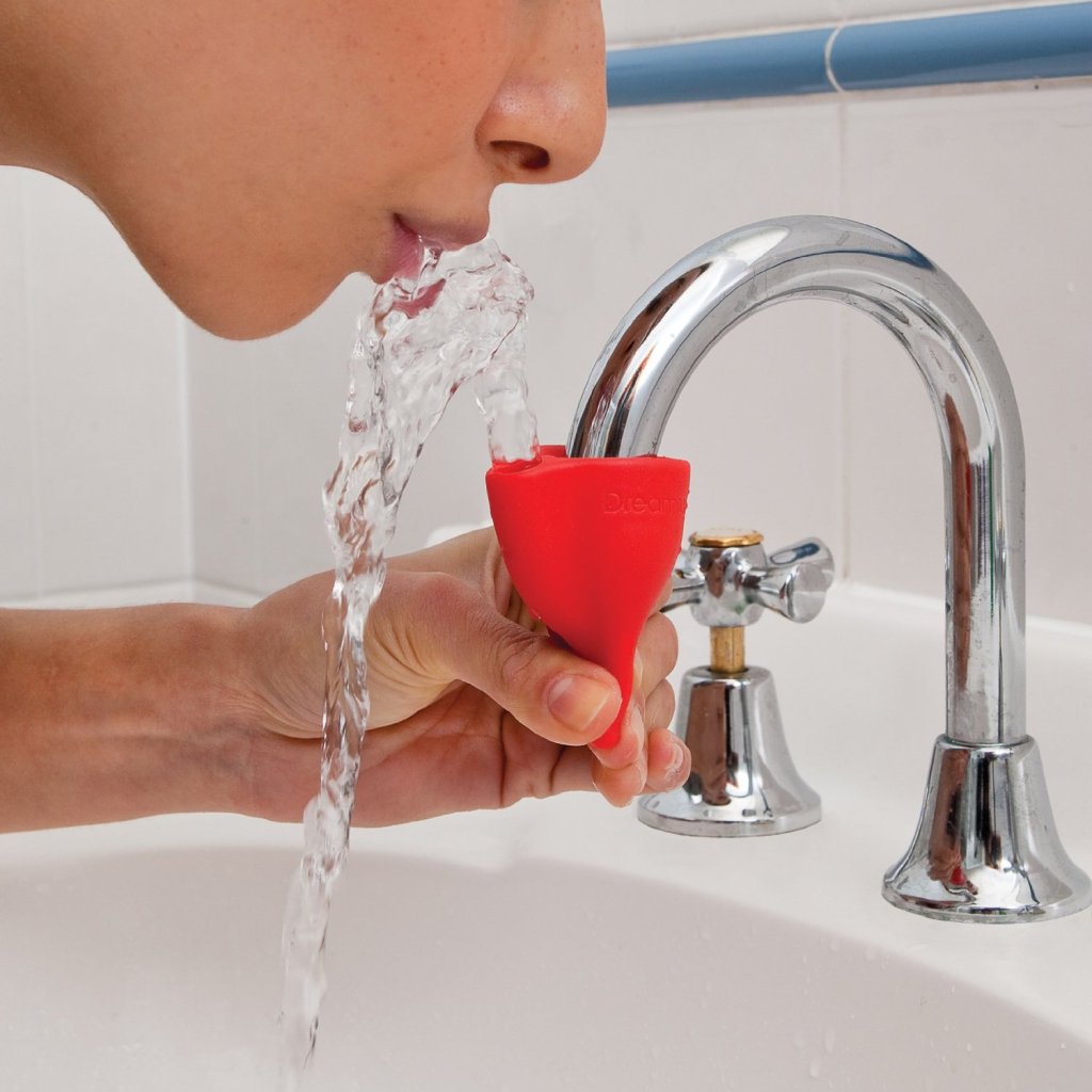 mulher enxaguando a boca na pia do banheiro