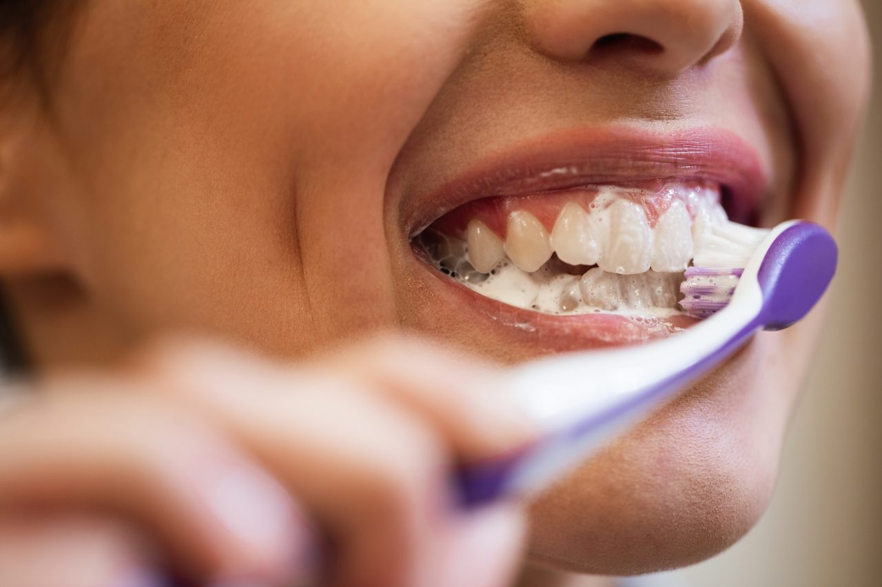 Mulher escovando os dentes