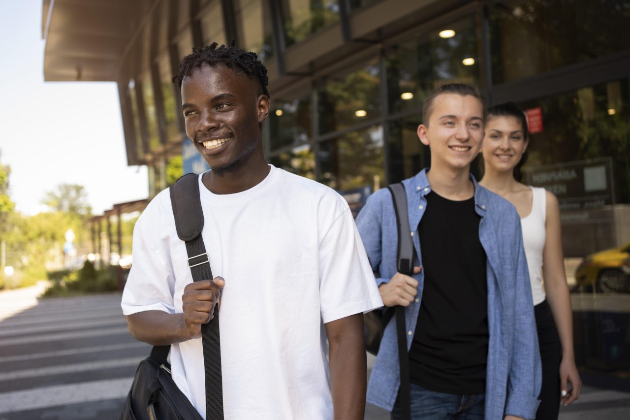 Alunos universitários andando