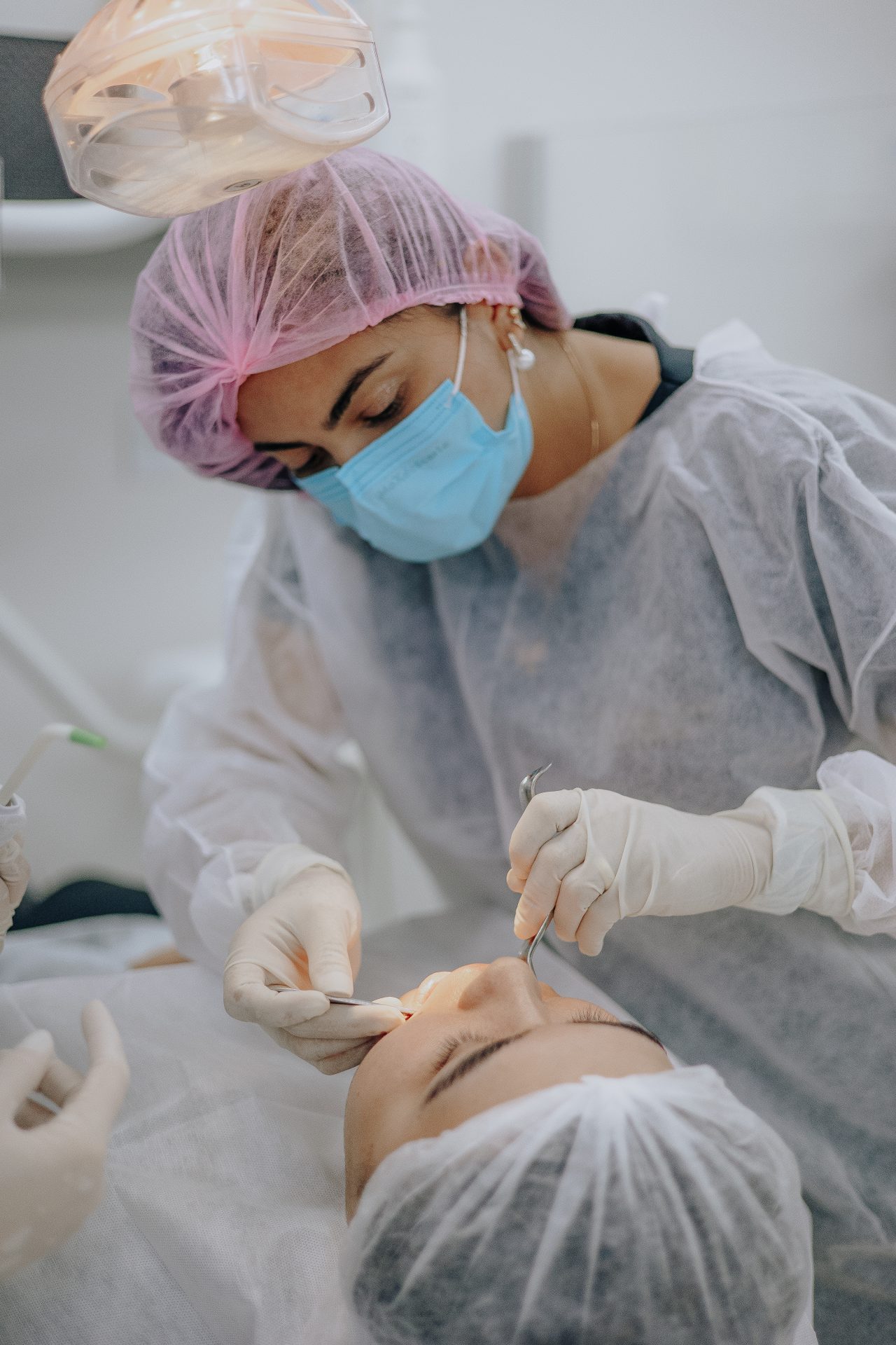 Aluna da EAP Goiás atendendo paciente e realizando procedimentos odontológicos
