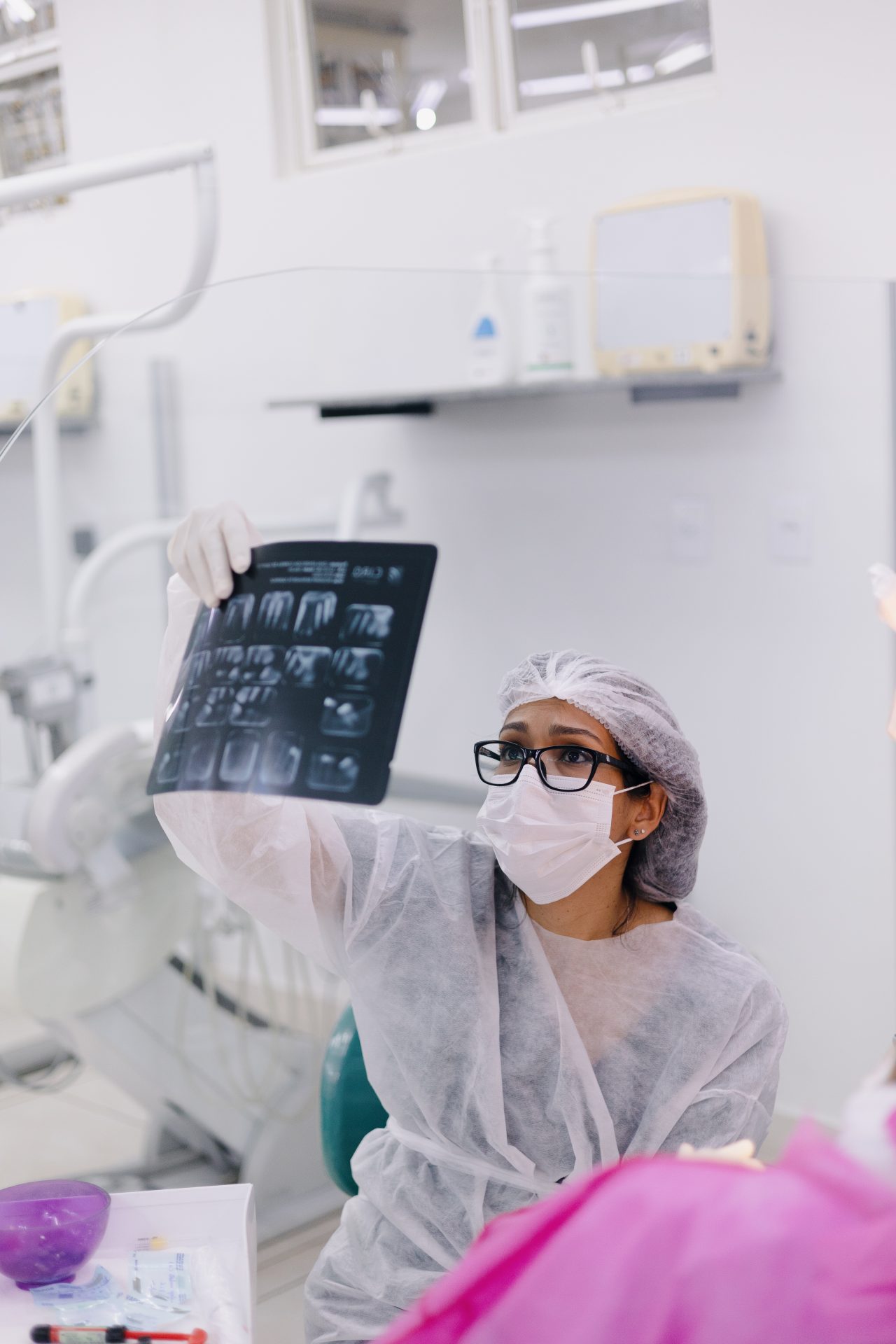 Dentista da EAP GOIÁS olhando raio-x contra luz