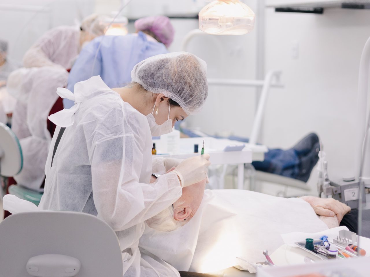 Alunos da EAP Goiás atendendo pacientes e realizando procedimentos odontológicos