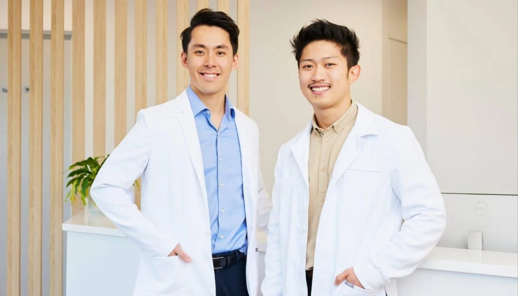 Dois dentistas com jaleco