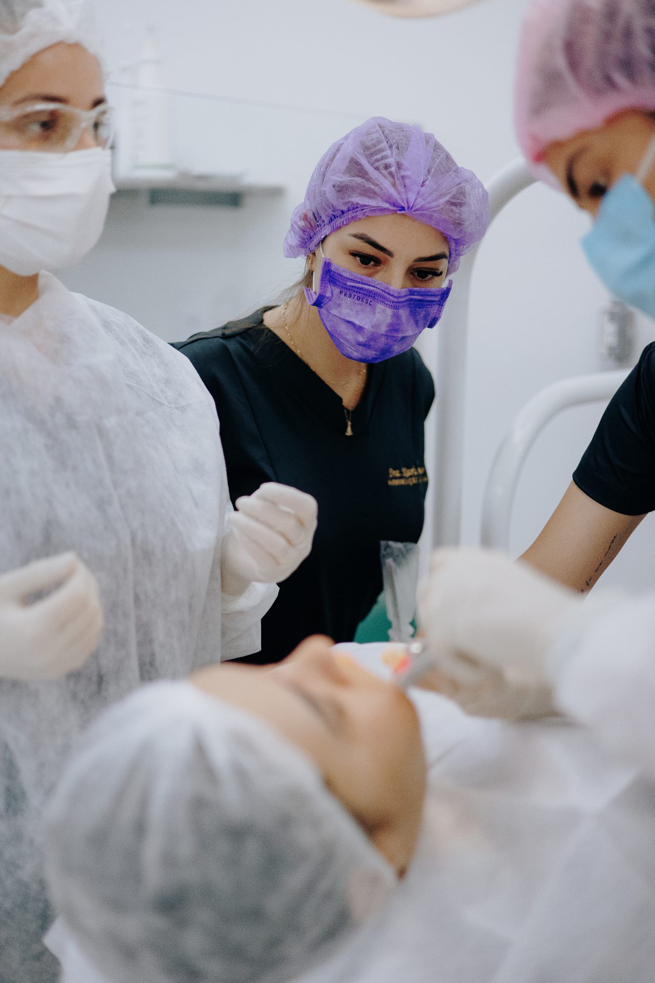 Alunos da EAP Goiás atendendo paciente e realizando procedimentos odontológicos