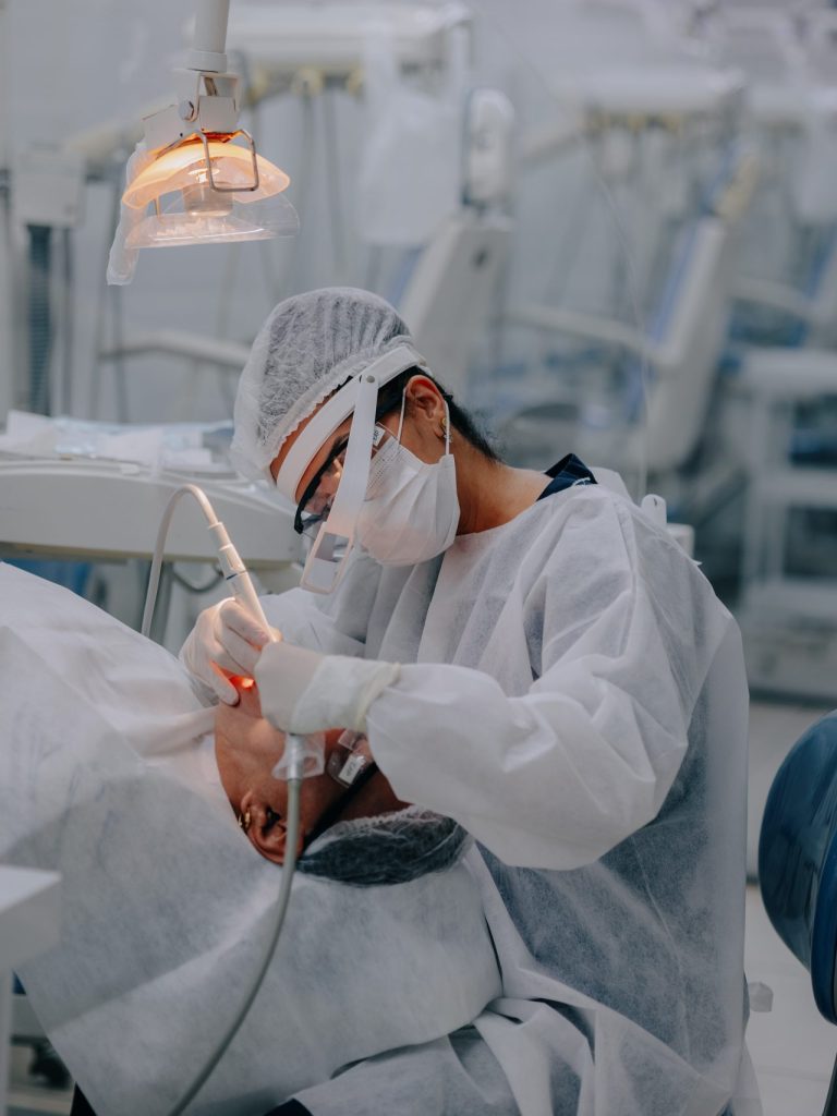 Dentista mulher atendendo paciente