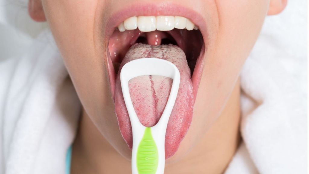 mulher com boca seca no dentista