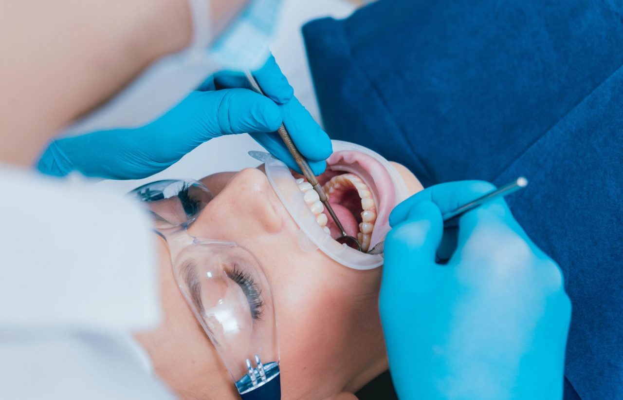 Dentista fazendo cirurgia em dente de paciente