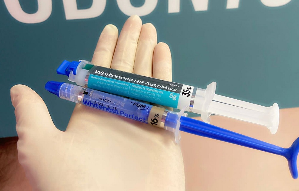 Duas seringas de peróxido clareador - peróxido no clareamento dental
