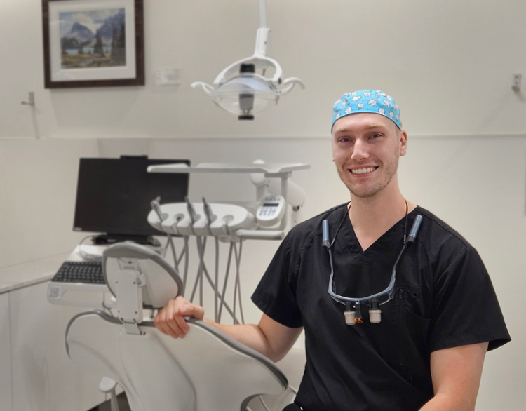 dentista em seu consultório sorrindo