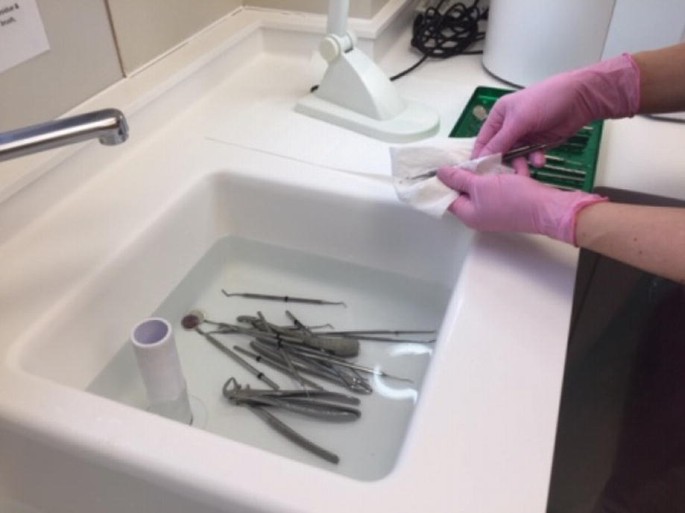 Limpando instrumentos odontológicos