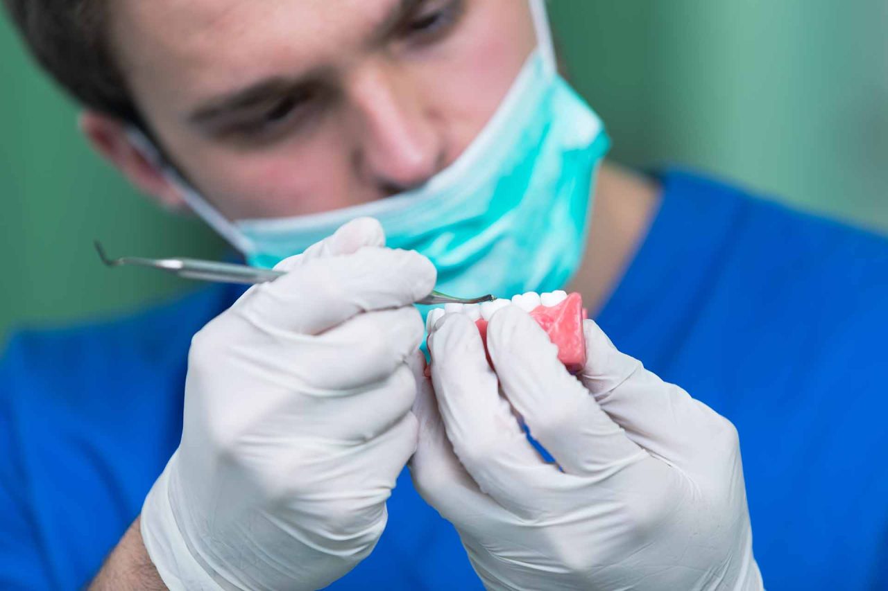 Protesista trabalhando em uma dentadura