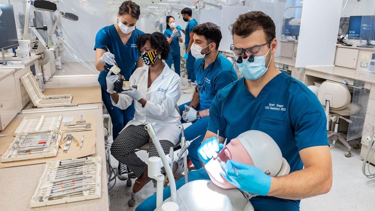 Estudantes de odontologia testando suas habilidades em bonecos manequins