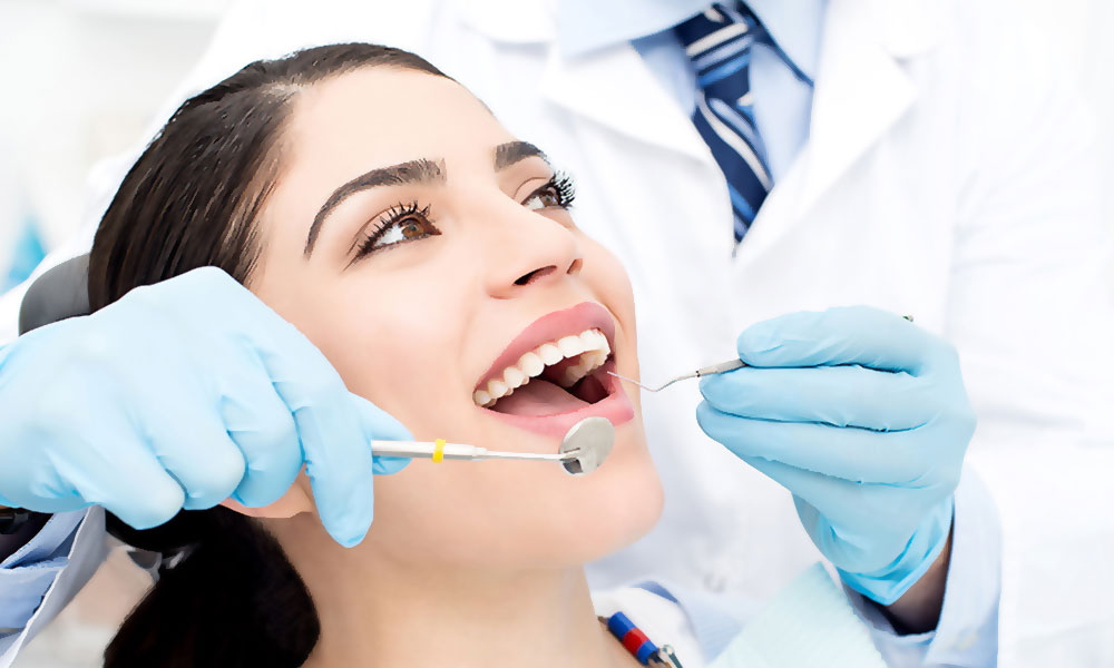 paciente de dentista sendo atendida