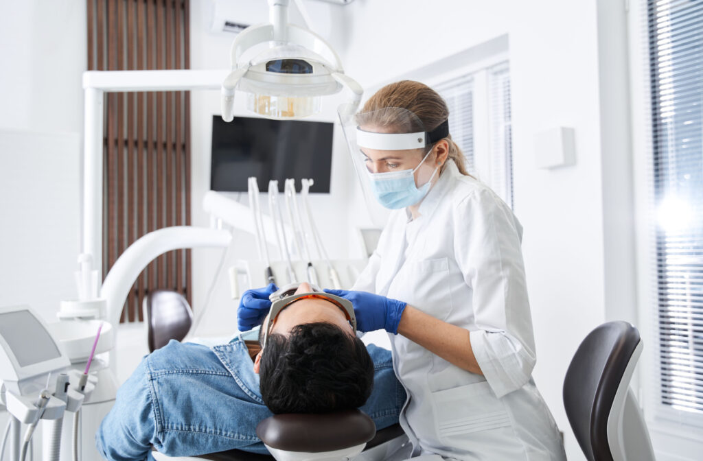 Dentista fazendo procedimento em paciente