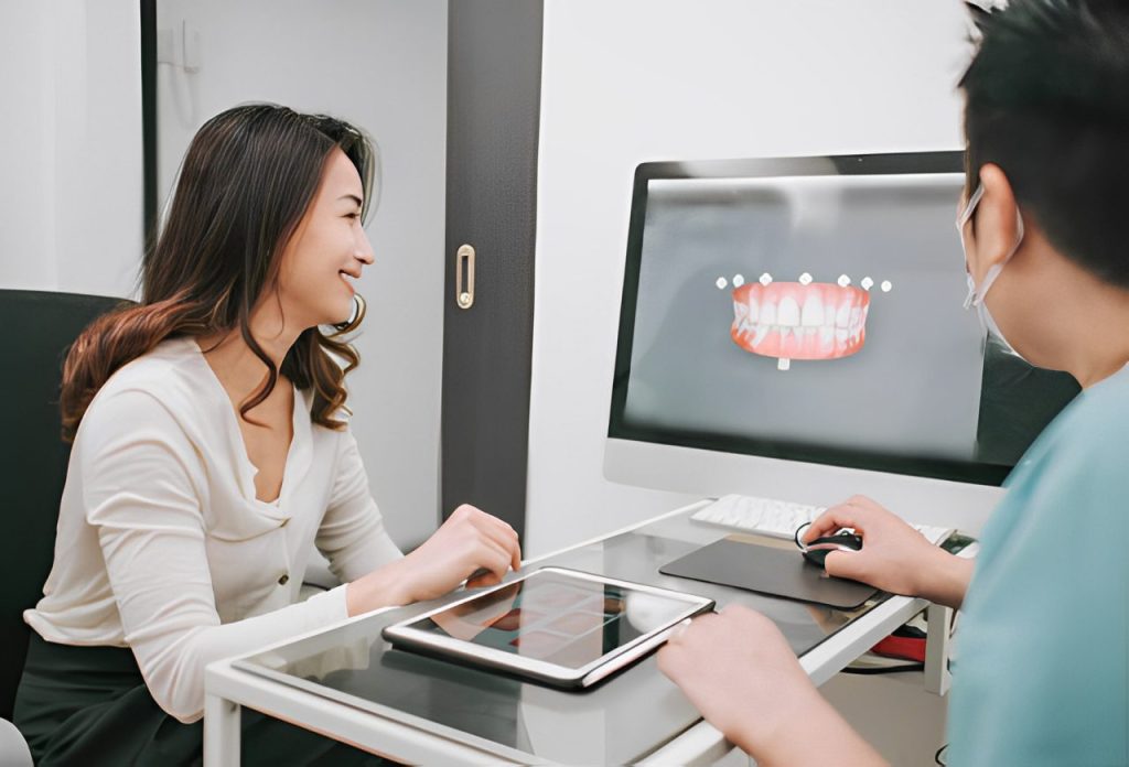 Dentista mostrando para paciente imagem 3d na tela do computador