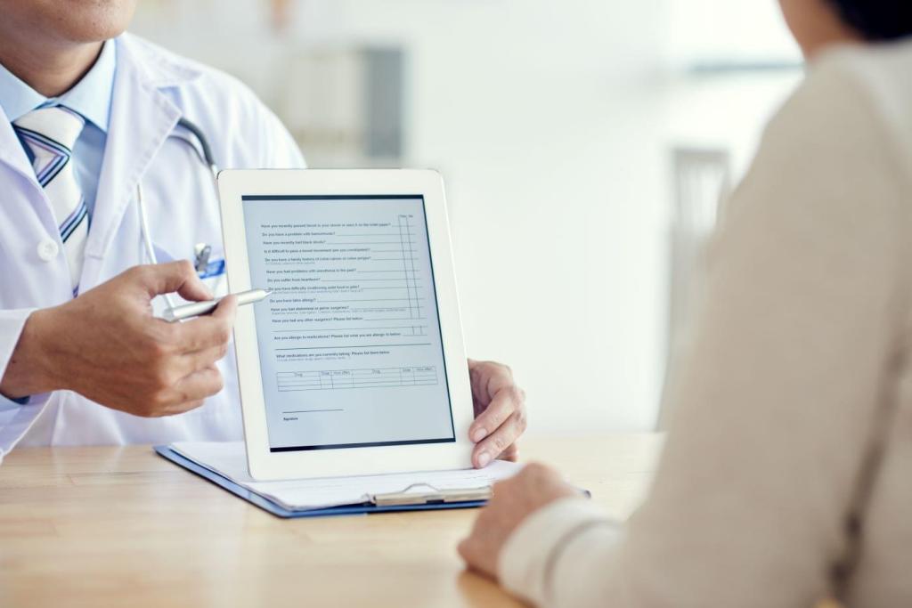 Doutor mostrando pesquisa de satisfação em tablet para paciente